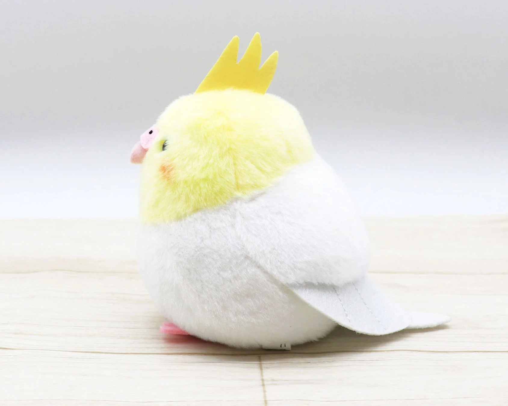可愛らしいオカメインコぬいぐるみ