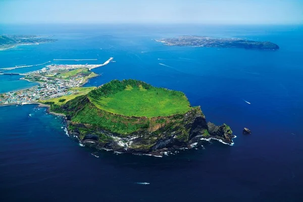 城山日出峰の空撮