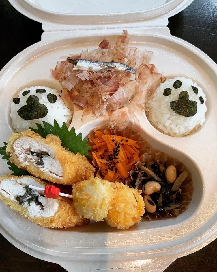 Cafe & Delicatessen pasto feliceの肉球おにぎり弁当