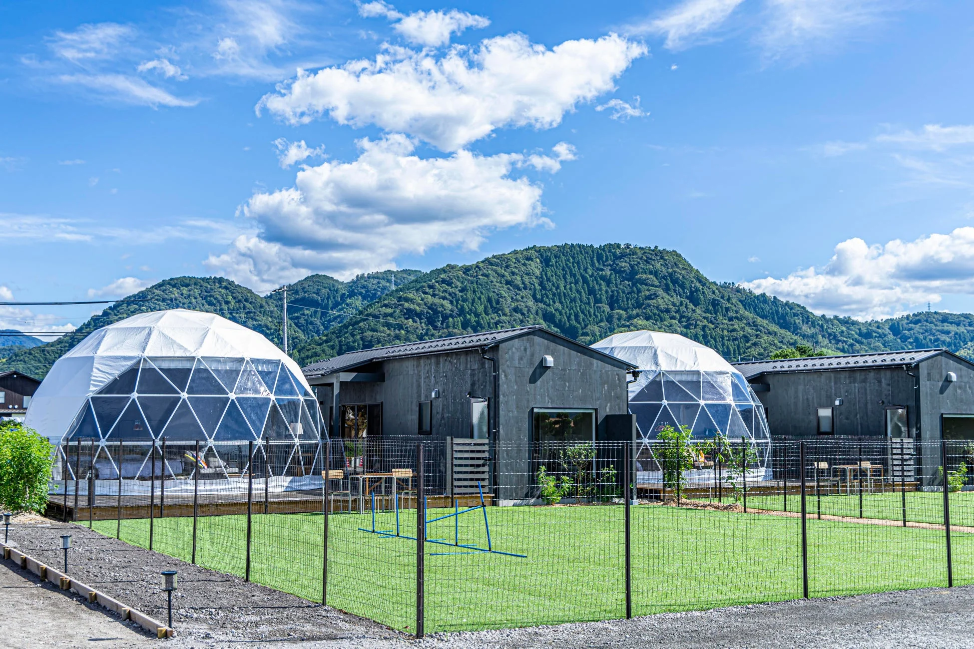 ドーム型テントとモダンな建物