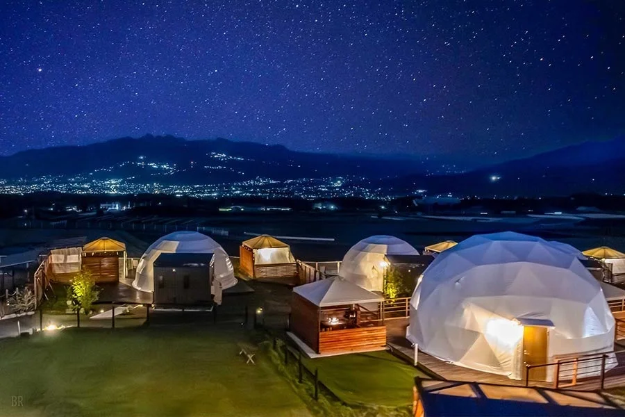 グランピング施設の夜景と星空