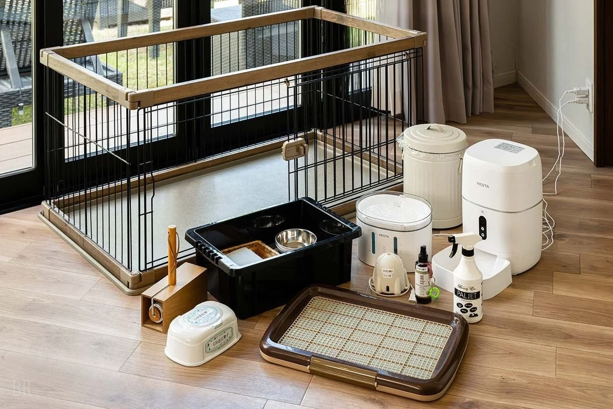 ペット用品が並べられた室内